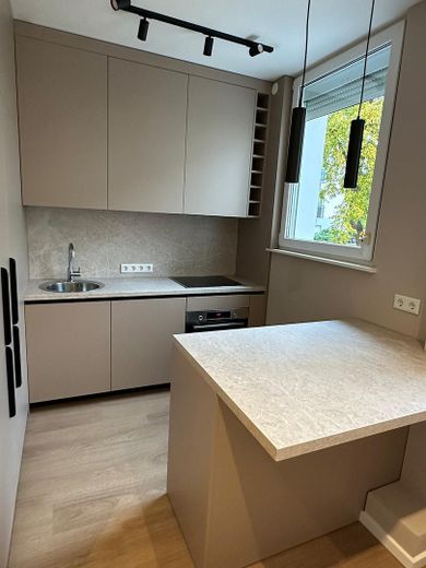 Neuwertig kernsanierte 2-Zimmer-Wohnung mit Balkon, Designer-Küche & Ankleide in Westend – Küche