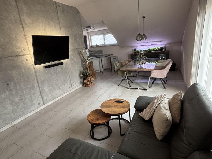 Hoogwaardig gemoderniseerd 3-kamerappartement op de bovenste verdieping met balkon, garage & parkeerplaats – Wohnzimmer