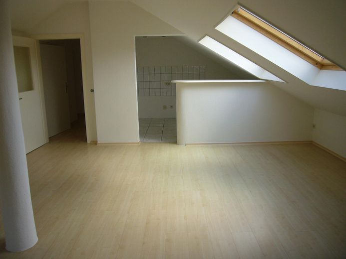 Helles Wohnzimmer mit Küche