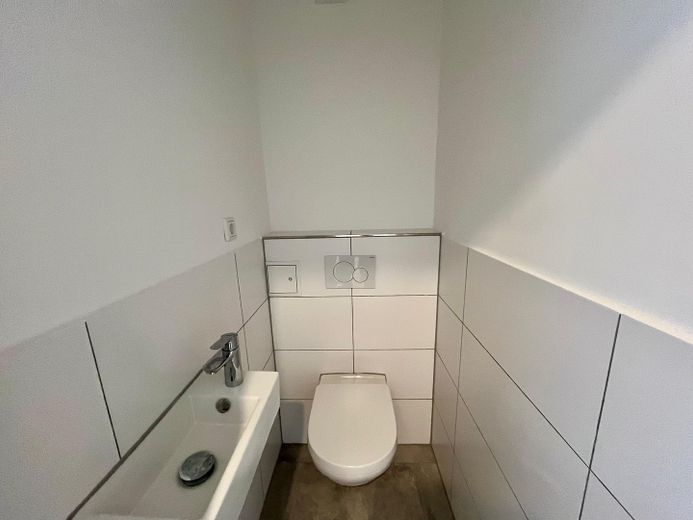 Provisionsfrei: 4-Zimmer-Dachgeschosswohnung mit Südbalkon & Garagenstellplatz in Schwachhausen – Gäste WC