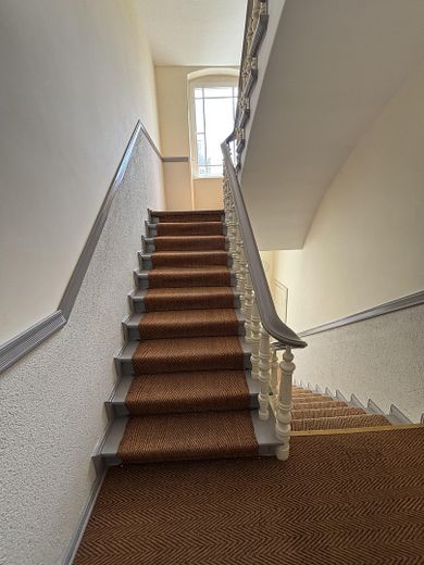 Appartamento di proprietà di 2 locali completamente ristrutturato, libero e pronto per essere abitato, a Berlino Tegel – Treppenhaus OG