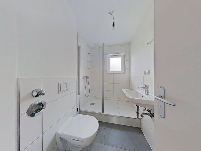 Reinkommen und Wohlfühlen: 3-Zimmer-Wohnung mit neuem Badezimmer und Balkon – Badezimmer