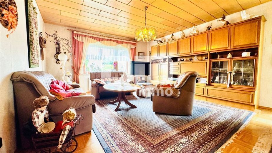 (R)eserviert!Großzügiges Einfamilienhaus in begehrter Lage mit Balkonen und Traumgarten – EG Wohn / Esszimmer / Zugang Balkon 1