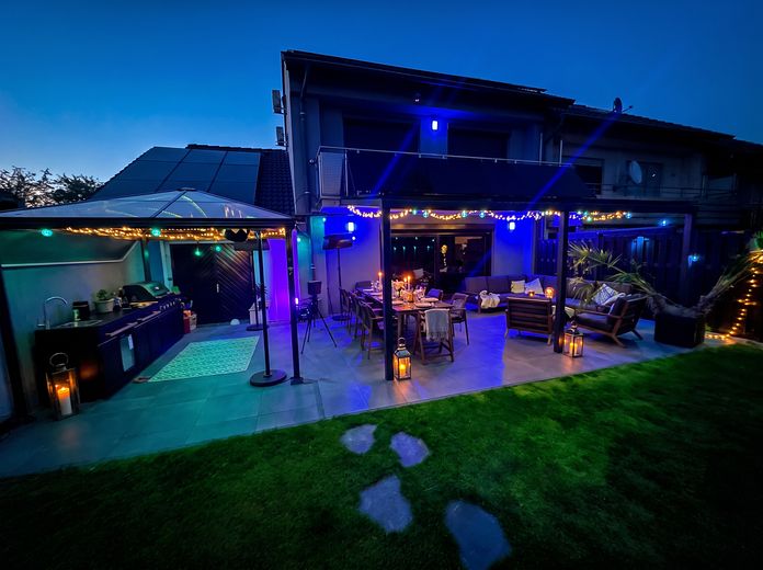 Luxus-Reihenendhaus | 225 m² | Kernsaniert 2025 | Klasse A+ | PV + Swim Spa – Terrasse am Abend 