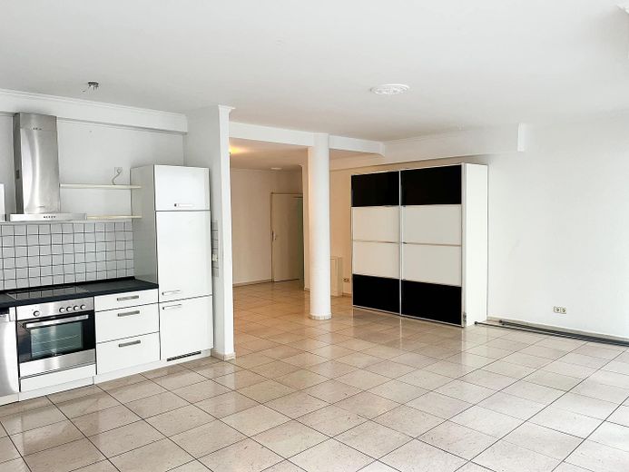 Exklusives City-Apartment mit großzügiger Wohnloggia in Top-Lage – Wohnraum