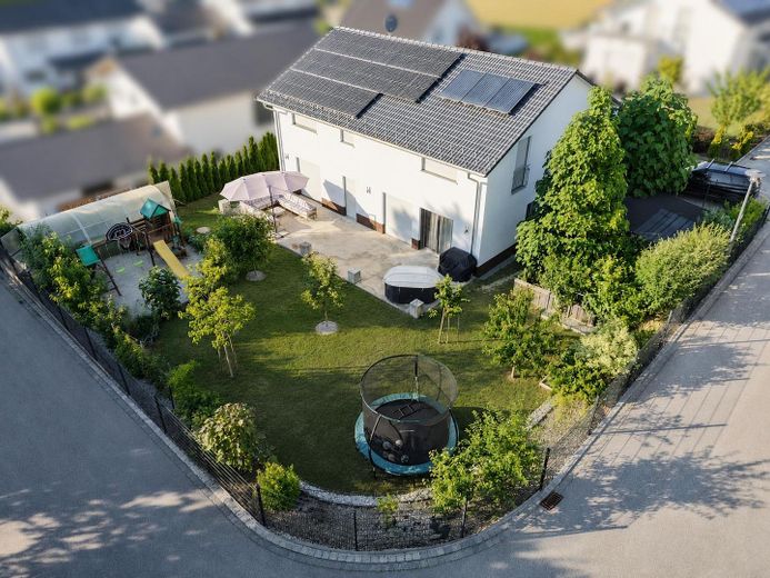 Modernes 217-m²-Familienhaus mit 8 Zimmern, PV-Speicher, Wallbox, Solar & großem Garten – Foto 1