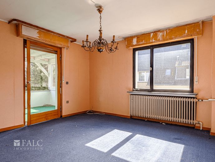 Hier beginnt Ihr Familienglück: naturnah wohnen, viel Platz und Raum für Ihre Ideen – Schlafzimmer mit Zugang zum Balkon