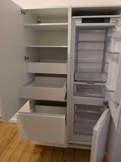 2,5-Zimmer-DG-Wohnung mit Einbauküche in zentraler Lage von Wiesbaden – Küche offen Teil 2