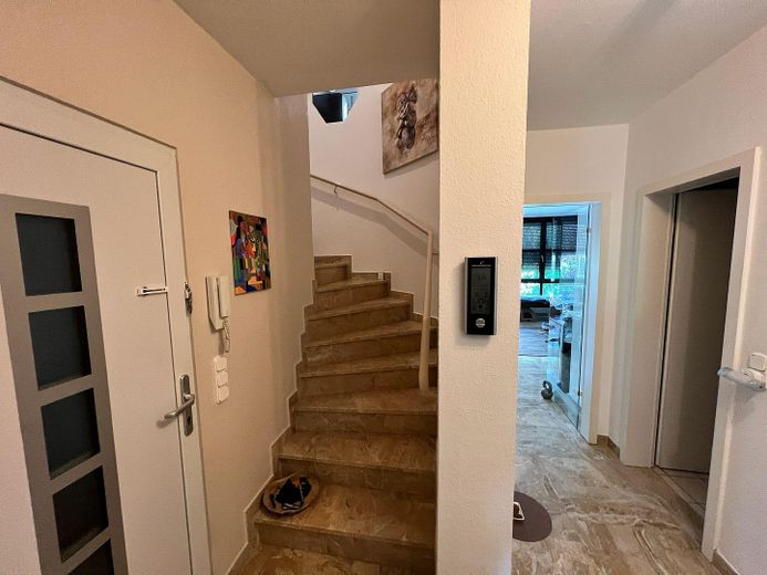 --> 4 ZK2B2B - Maisonette - wie ein Haus - in ruhiger Süd-West-Wohnlage – Treppenaufgang