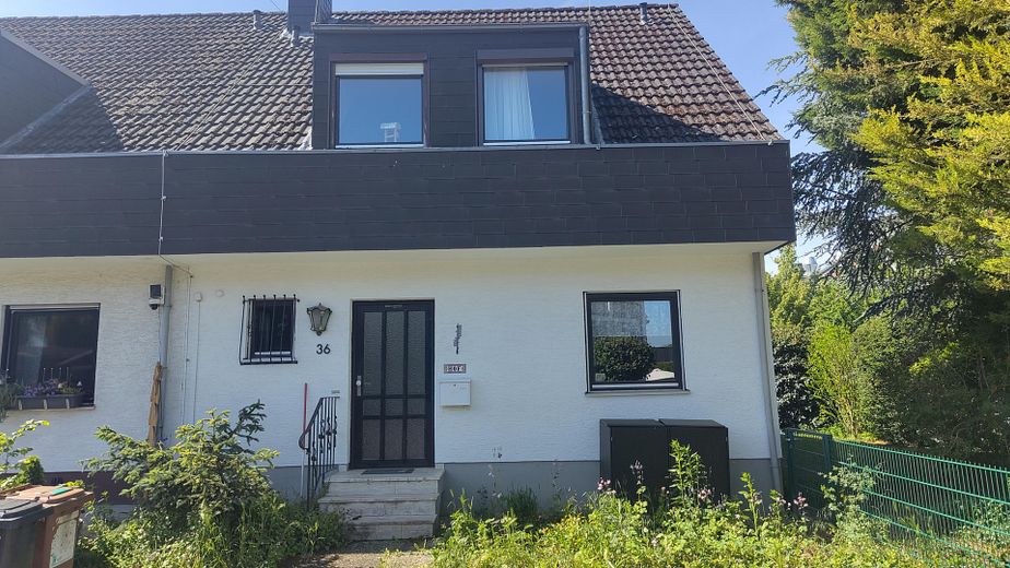 Variables Reihenendhaus mit Gasheizung von 2019, Südterrasse sowie grosszügigem Grundstück (400qm) – Frontansicht