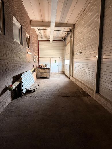 Lagerhalle / Werkstatt mit elektrischem Rolltor, separater Eingangstür & Stromanschluss zu vermieten – Foto 2