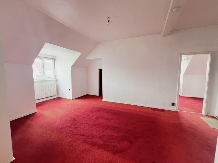 Provisionsfrei in Westend: Helle bezugsfreie 3-Zimmer Dachgeschosswohnung am Steubenplatz – Wohnzimmer
