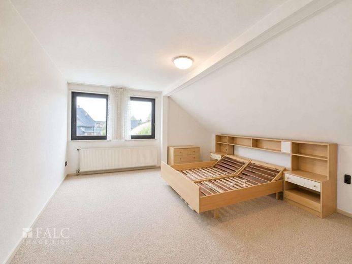 SCHNÄPPCHEN! Vollunterkellertes Zweifamilienhaus in Cursdorf - FALC Immobilien – Schlafzimmer