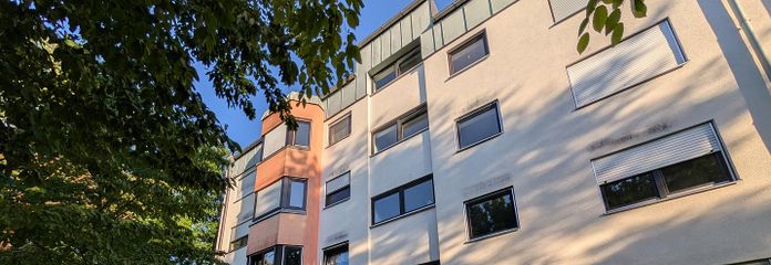 Ruhige 4-Zimmer-Wohnung, ohne Provision, von Privat, nahe Erholungsgebiet mit Südbalkon – Außenansicht Hauseingang