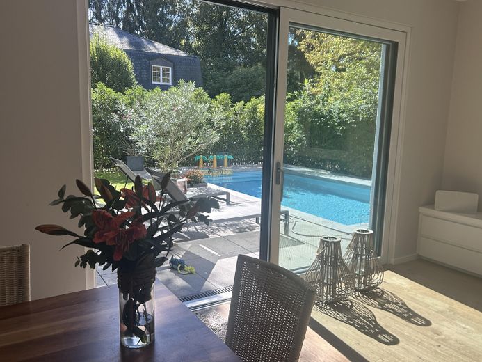 Buchschlag Freist. EFH, 500 qm Grundstück, 278 qm Wohnfläche mit Pool und Doppelgarage – Poolblick