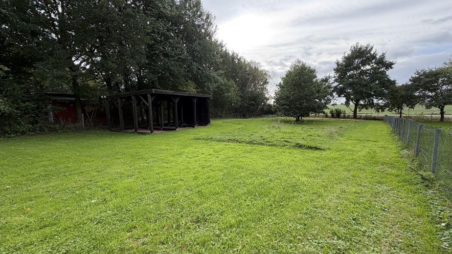 Resthof mit Nebengebäude und bebauugsfähigem Grundstück – Koppel