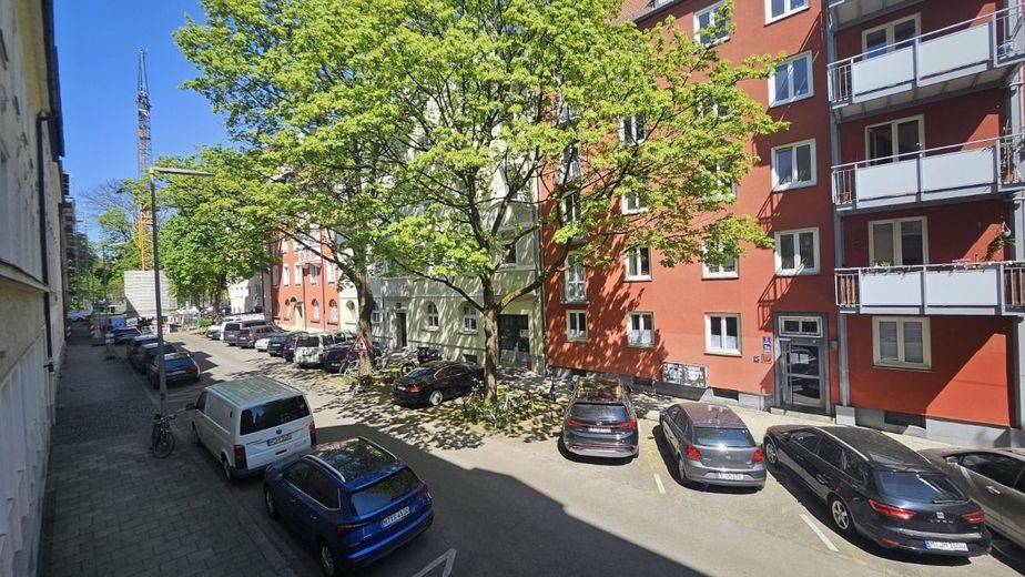 *** hell &amp; großzügig *** Lichtdurchflutete isarnahe Wohnung in der Au – Blick aus der Küche