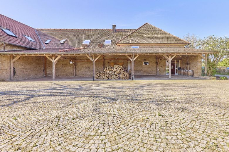 exklusiver Traum im Grünen. 4 Seit-Hof mit Seminarhaus – Carports