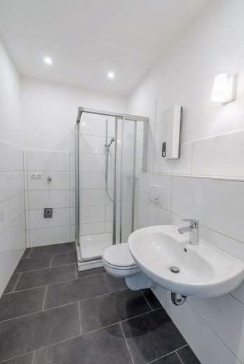 Frisch renovierte 2-Zimmer-Wohnung im Erdgeschoss – Badezimmer