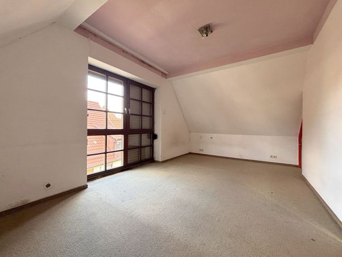Raum für Neues: 3-Zimmer Maisonettewohnung im Zentrum – Schlafzimmer
