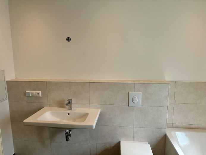 Erstbezug nach Sanierung – 3-Raum-Wohnung mit Terrasse & Garten – Badezimmer