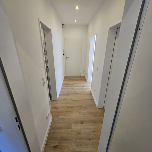 Mehrfamilienhaus mit Ausbaureserve in guter Lage – Flur EG