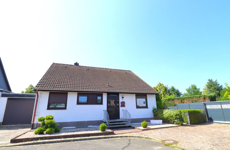 GESUCHT: junge Familie für Einfamilienhaus mit Garage und Vollkeller in WOB-Kreuzheide – Hausansicht
