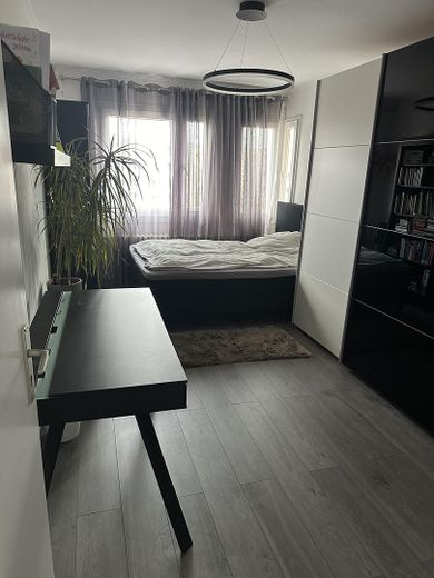 Direct beschikbaar in City-West: appartement met uitzicht op de skyline + ondergrondse parkeergarage – Schlafzimmer