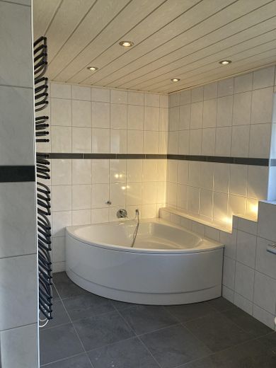 großes Bad mit Badewanne