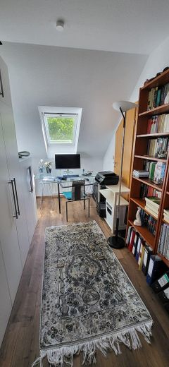 Niedernhausen, Am Schäfersberg. 3,5 Zi-Wohnung im 3-Familienhaus mit 2Garagen, 31qm Balkon & Garten – Büro/ Ankleidezimmer OG