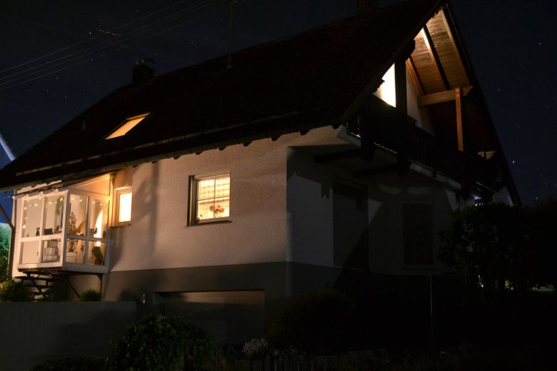 Komfortables Einfamilienhaus mit gepflegtem Garten in ruhiger, unverbaubarer Lage – nächtlicher Blick von Norden