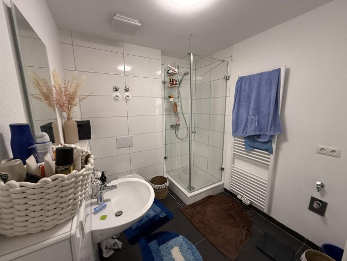 WG-Zimmer in 3er-WG mit Küche, zwei Bädern und Terrasse – Photo 5
