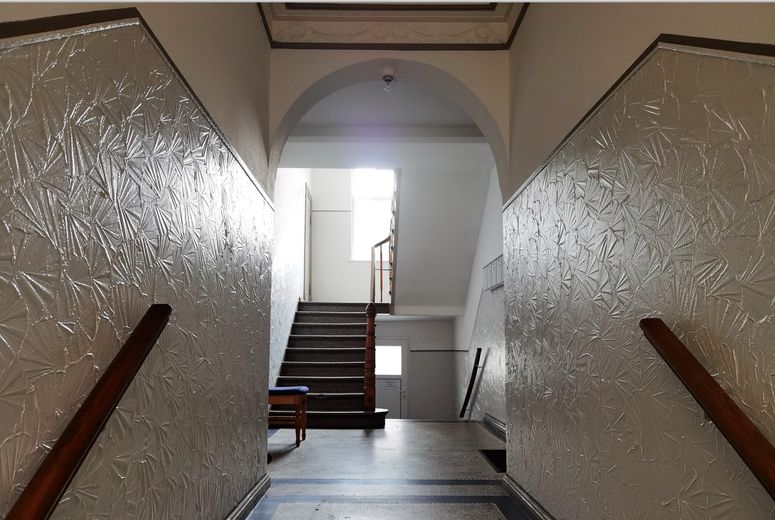 3-kamerappartement met uitzicht op de Förde, op de Duborg in Flensburg. Van particulier. – Treppenhaus Eingang