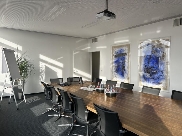 großes Sitzungszimmer