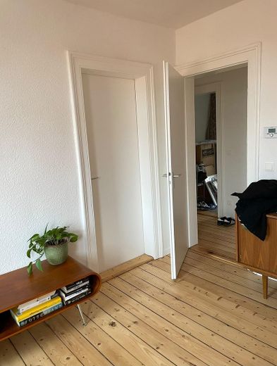 Renovierte 2-Zimmer-Altbauwohnung im Dachgeschoss – nahe Leibniz Universität & Welfengarten – Wohnzimmer