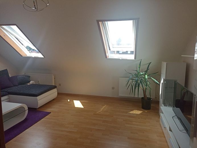 Ruhige 3-Zimmer DG-Wohnung – Wohnzimmer
