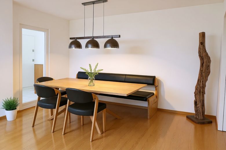 4-Zimmer-Wohnung mit Balkon und Fußbodenheizung in Augsburg – Essbereich mit Sitzbank