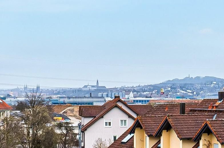 KOMİSYONSUZ: Balkonlu, katedral manzaralı, asansörlü ve garajlı yenilenmiş 3 odalı daire – Domblick