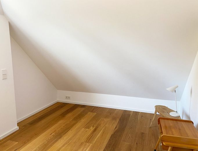 Haus im Haus - Helle moderne Maisonettewohnung in Top-Lage mit TG-Stellplatz – Zimmer im DG