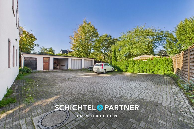 Vegesack | Mehrfamilienhaus mit Gewerbe, Garagen und großem Grundstück – S&amp;P | Hinterhof