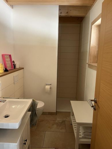 Chiemsee yakınlarında köy konumunda modern ahşap ev – Gästebad