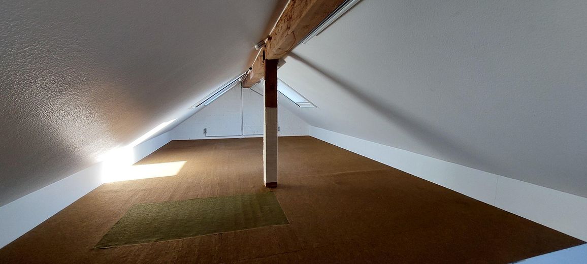 Dachboden mit Fenstern