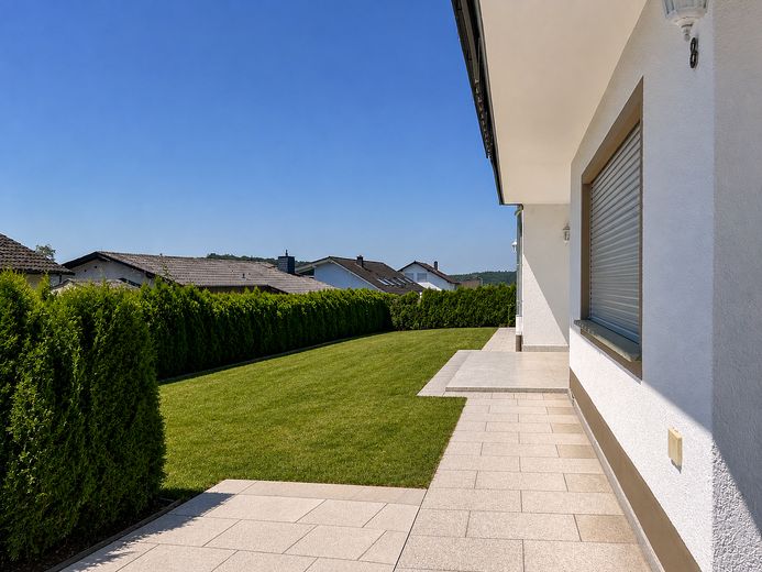 Hochwertiges Zweifamilienhaus, gehobene Ausstattung, Ausbaupotential, traumhafter Ausblick – Terrasse mit Garten im EG