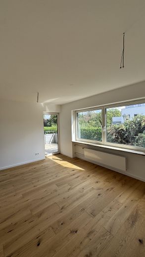 Komplett saniert: 3 Zimmer, Echtholzparkett, großer Balkon, Wärmempumpe – provisionsfrei – Schlafzimmer mit Balkon