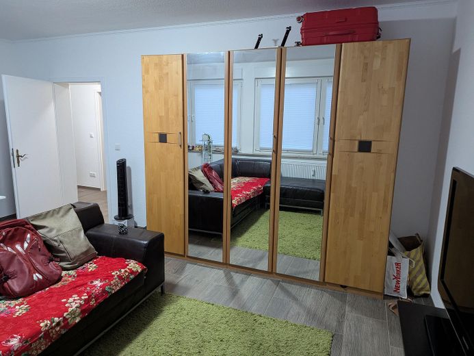 Renovierte und möblierte Wohnung in Top-Lage – Wohnzimmer 1