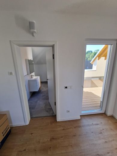 Przestronny dom z 6 pokojami o powierzchni 190 m² | Rodzina, wspólne mieszkanie kilku pokoleń i praca zdalna – Zimmer DG mit Bad und Loggia