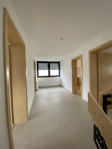 Hochwertig modernisiertes Einfamilienhaus in begehrter, stadtnaher Lage (provisionsfrei, Erstbezug) – Flur OG
