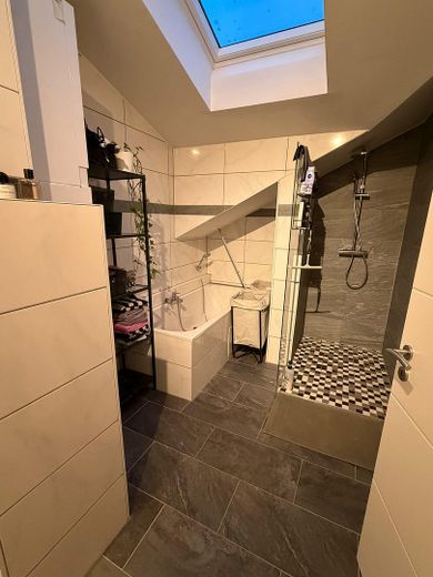 Komfortable 3-Zimmerwohnung an der Weinstraße – Hauptbad mit Wanne und Dusche