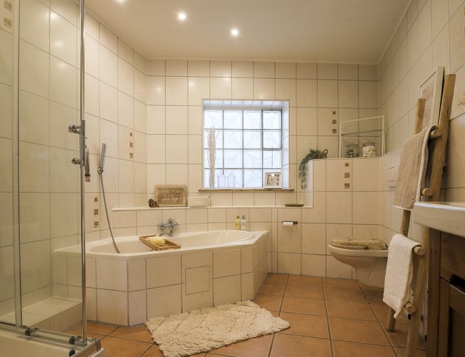 Casa unifamiliare ristrutturata con 2 garage enormi e innumerevoli possibilità di sviluppo – Foto 23