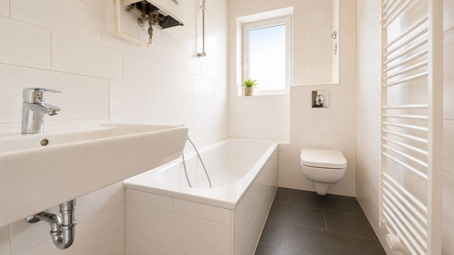 SIN COMISIÓN: ¡Primera ocupación tras la modernización! Tranquilo piso de 2 habitaciones cerca de Tempelhofer Feld – Badezimmer